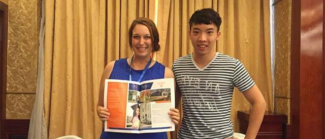 Duy Nguyen与威尼斯游戏大厅国际学生协调员Megan Couch站在一起